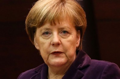 Merkel tarihinin en ağır yenilgisini aldı