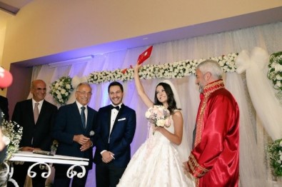 Murat Ve İrem'in Nikahı CHP Ve AK Partilileri Bir Araya Getirdi