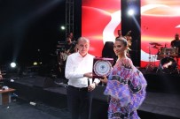 DEMET AKALIN - Biga'da Demet Akalın Rüzgarı