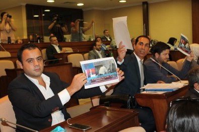 İBB Meclisi'nde Fotoğraf Gerginliği