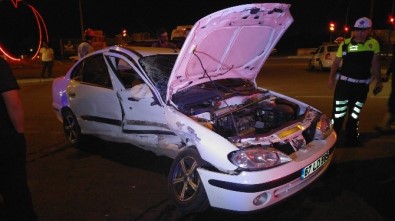 Işık İhlali Yüzünden Üç Otomobil Birbirine Girdi Açıklaması 1 Yaralı