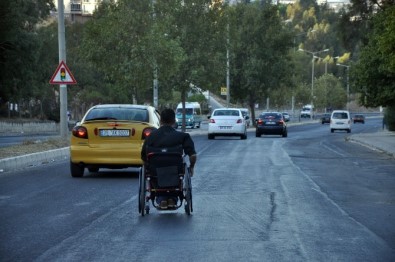 Engelli Aracı İle Yolların Tozunu Aldı