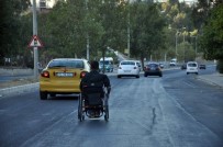 ENGELLİ VATANDAŞ - Engelli Aracı İle Yolların Tozunu Aldı