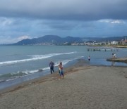 BALIK EKMEK - Denizde Çıplak Elle 5 Kilo Levrek Yakaladı