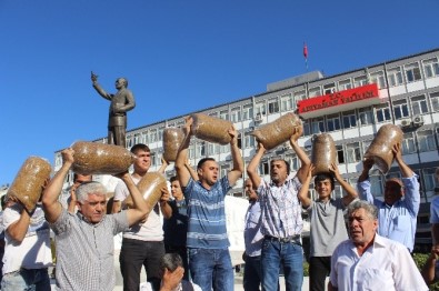 Tütün Üreticileri Yolu Trafiğe Kapattı