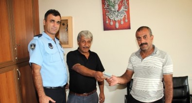 Yolda Bulduğu Parayı Sahibine Verdi
