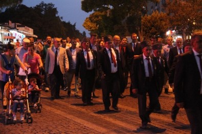 Bergama'daki Vatandaşlar Gaziler Gününde Mehter Takımıyla Yürüdü