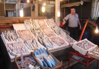 BALIK SEZONU - Tezgahlar Balıkla Doldu, Fiyatlar Yarı Yarıya Düştü