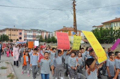 Sorgun'da Minik Öğrenciler Demokrasi Şehitleri İçin Yürüdü