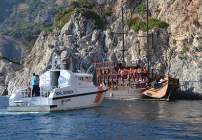 45 Turist Taşıyan Tekne Kayalıklara Çarptı
