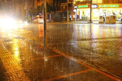 Aydın Yağmura Teslim Oldu, Cadde Ve Sokaklar Dereye Döndü