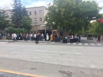 KRİZ MERKEZİ - 'FETÖ Soruşturması Mağduru' Olduklarını İddia Edenler Başbakanlık Önünde