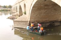 MERİÇ KÖPRÜSÜ - Meriç Köprüsü Ayakları Edirne Belediyesi Tarafından Temizlendi