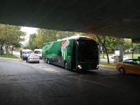 TAKIM OTOBÜSÜ - Bursaspor takım otobüsü yolda kaldı