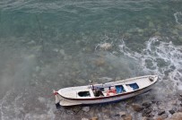 BALIK TUTMAK - Kıyıya Vuran Kayıkta Ölü Bulundu
