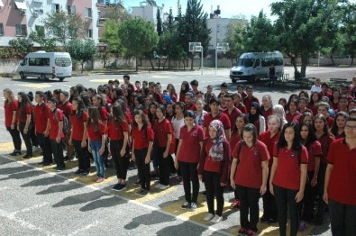 Liseli Gençler Okuldaki Törene Yakalarında 15 Temmuz Şehitlerinin İsimleriyle Katıldılar
