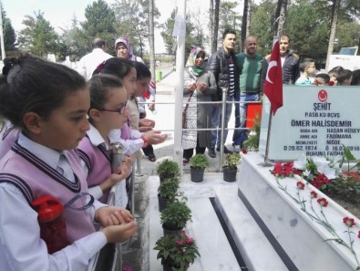 Şehit Ömer Halisdemir'in Mezarlığını Ziyaret Eden Öğrenciler Gözyaşlarını Tutamadı