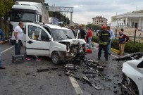 NECATI ÇELIK - İki Otomobil Kafa Kafaya Çarpıştı Açıklaması 3 Yaralı