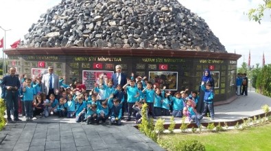 Minik Öğrenciler 15 Temmuz Şehitler Anıtını Ziyaret Etti