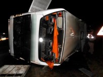 PAZARÖREN - Yolcu Otobüsü Devrildi Açıklaması 15 Yaralı