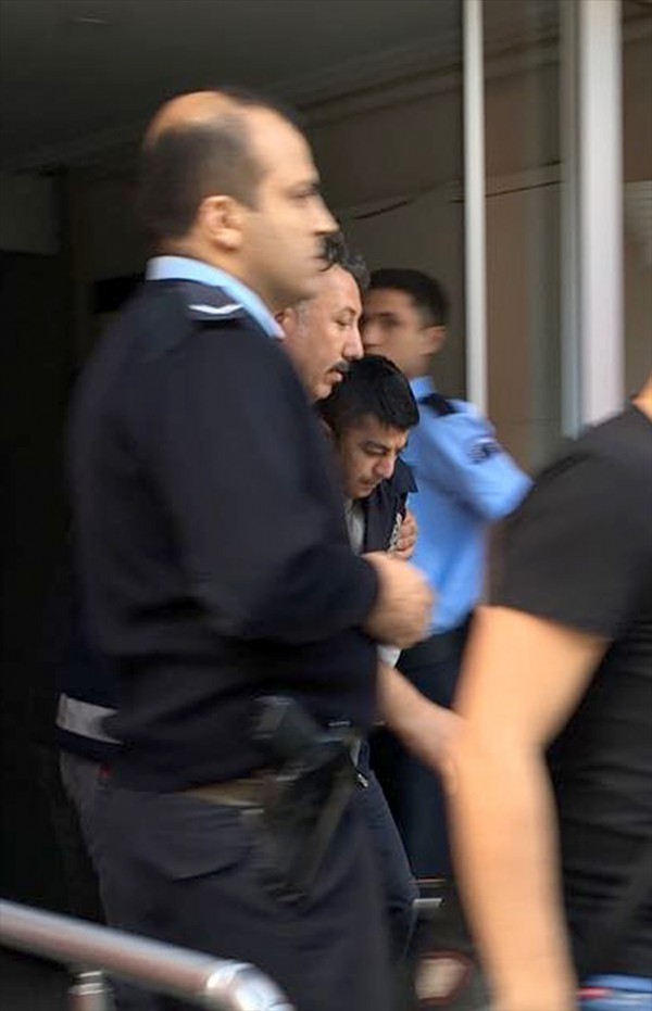 Metrobüs kazasında şemsiyeyle şoföre saldıran kişi tutuklandı!