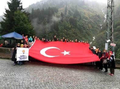 AK Parti'li Kadınlar Zirvede Şehitler Anısına Türk Bayrağı Açtı
