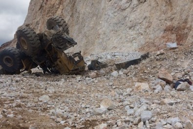Çankırı'da İş Makinesi Uçuruma Yuvarlandı Açıklaması 1 Ölü, 1 Yaralı