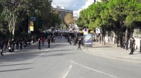 TEZAHÜRAT - Galatasaraylı Taraftarlar Taksim'de Toplandı