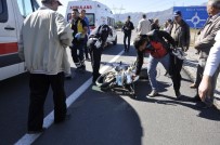Motosiklet Ticari Araca Çarptı Açıklaması 2 Yaralı