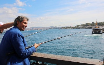 Galata Köprüsü'nde Balık Tutma Yarışı Renkli Görüntülere Sahne Oldu