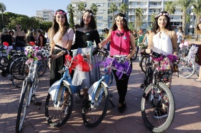 'Süslü Kadınlar' Bisiklet İçin Pedalladı