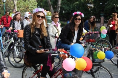 'Süslü Kadınlar' Bisikletleriyle Eskişehir'e Renk Kattı