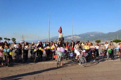 'Süslü Kadınlar' İskenderun'da Bisiklet Turu Düzenlediler