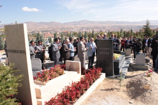Neşet Ertaş mezarı başında anıldı