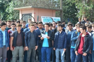 Adapazarı Anadolu İmam-Hatip Lisesi Öğrencileri Okulları İçin Basın Açıklaması Yaptı