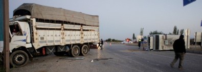 İşçileri Taşıyan Minibüse Kamyon Çarptı Açıklaması 9'U Ağır 31 Yaralı