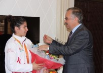 ENGELLİ KADIN - Türkiye'nin İlk Paralimpik Gururuna Vali Özdemir'den Çeyrek Altın