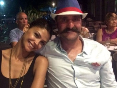 Eşiyle Birlikte Nişana Katıldı