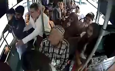 Halk Otobüsündeki Bıçaklama Kameralara Yansıdı