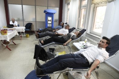 Mamak Belediyesi'nden Kızılay'a Kan Bağışı