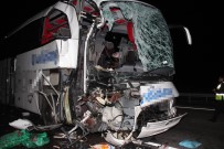 Otomobille Kamyon Çarpıştı Açıklaması 1 Ölü, 39 Yaralı