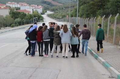 Bursa'da Onlarca Öğrenci Okula Gitmek İçin Her Gün Kilometrelerce Yürüyor