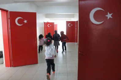 Tüm Kapılara Türk Bayrağı Resmedildi