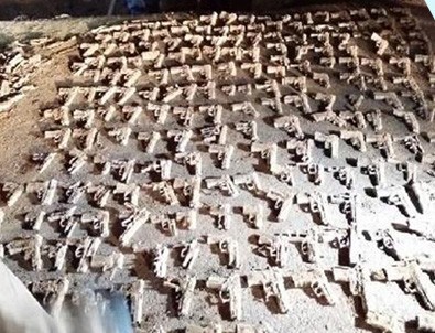 Üsküdar'da gömülü tabancalar bulundu