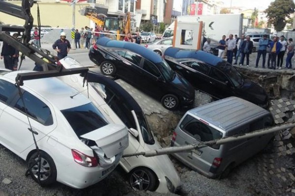 İstanbul Merter'de yol çöktü