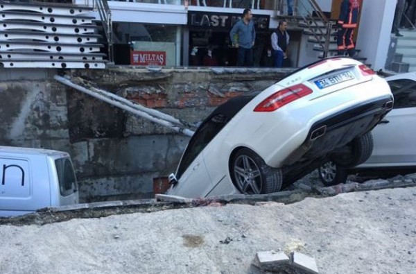 İstanbul Merter'de yol çöktü