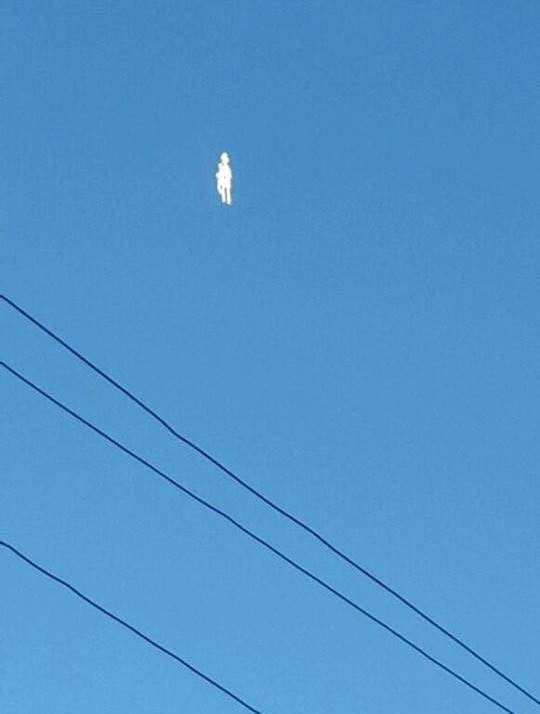 Gökyüzünde görünen cisim vatandaşı korkuttu