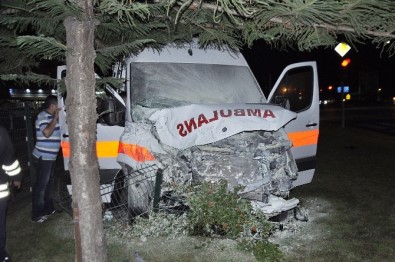 Antalya'da Hasta Taşıyan Ambulans Kaza Yaptı Açıklaması 7 Yaralı