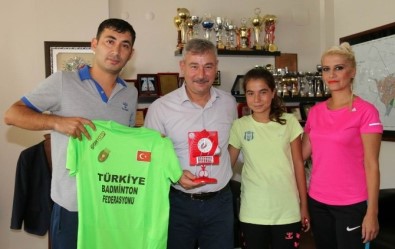 Badminton Takımından Başkan Yaralı'ya Teşekkür Ziyareti