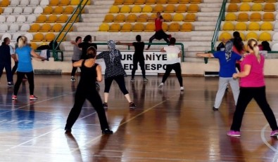 Burhaniye'de Hanımlar Uzman Eşliğinde Spor Yapıyor